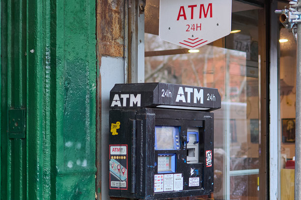 城市中使用自动取款机的人图片下载