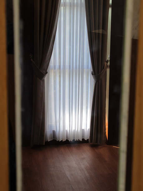 窗帘后的光亮与室内的温暖图片下载