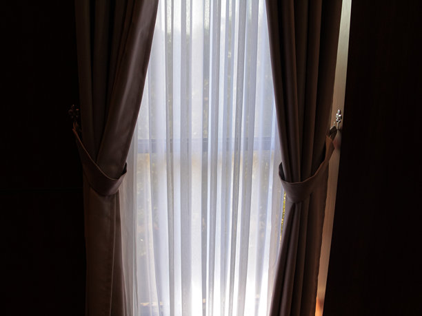 窗帘后的光亮与室内的温暖图片下载