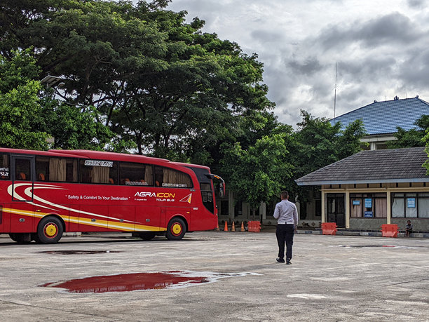 终端工作人员引导公交车停车图片下载