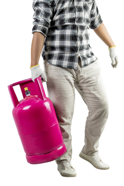 一个男人正在拿着一个粉色的煤气罐图片下载