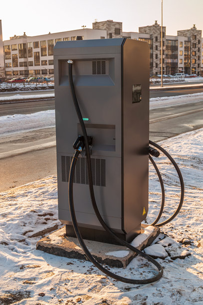 冬季街道上的电动汽车充电站图片下载