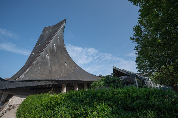 2023年8月4日。法国鲁昂的圣女贞德天主教堂。教堂内巨大的彩色玻璃窗。图片下载