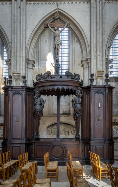 法国 Eu - 2024 年 9 月 21 日：大学教堂建筑内部景观，带有中殿的工作台图片下载