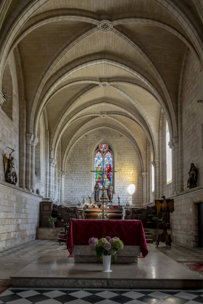 法国加马什：圣彼得和圣保罗教堂内的祭坛和耳堂景观图片下载