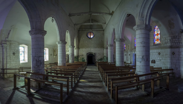 法国布万库尔-布雷勒，2024年9月21日：从教堂中殿看到的圣伊莱尔教堂内部景观图片下载