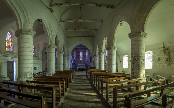 法国布万库尔-布雷勒，2024年9月21日：从教堂中殿看到的圣伊莱尔教堂内部景观图片下载