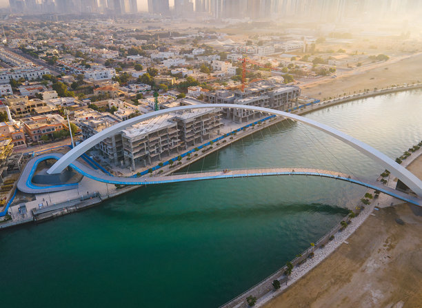 迪拜水道上日出时的宽容桥图片下载