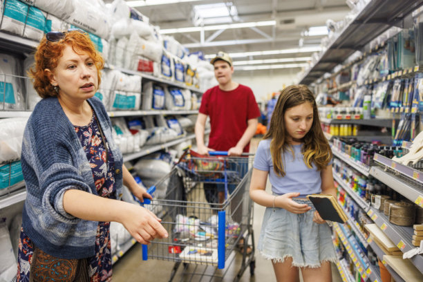 一家有自闭症青少年的家庭在购物家居用品。图片下载