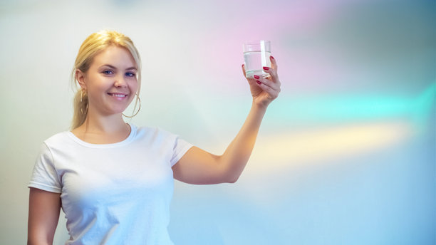 健康生活，清洁水源，快乐的女性举杯庆祝图片下载