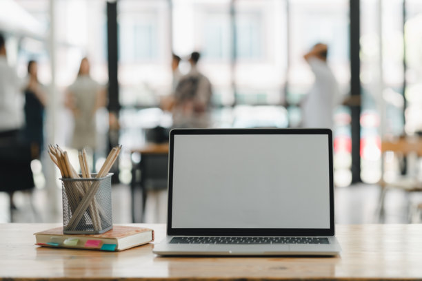 现代工作空间，配有笔记本电脑、文具和协作氛围。图片下载