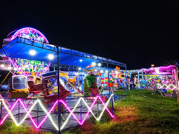 夜间的户外儿童游乐中心或夜市图片下载