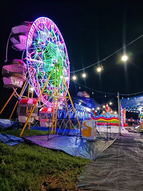 夜间的户外儿童游乐中心或夜市图片下载