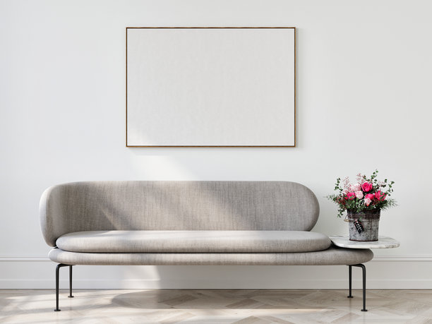 极简主义室内设计中的海报展示，配有花盆装饰。图片下载