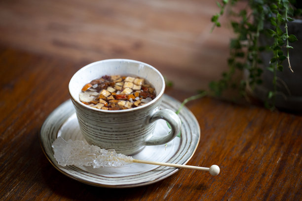 一杯花茶放在复古木桌上图片下载