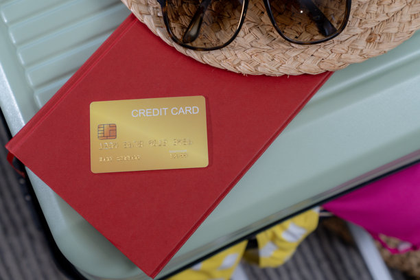 一张信用卡放在行李箱上图片下载