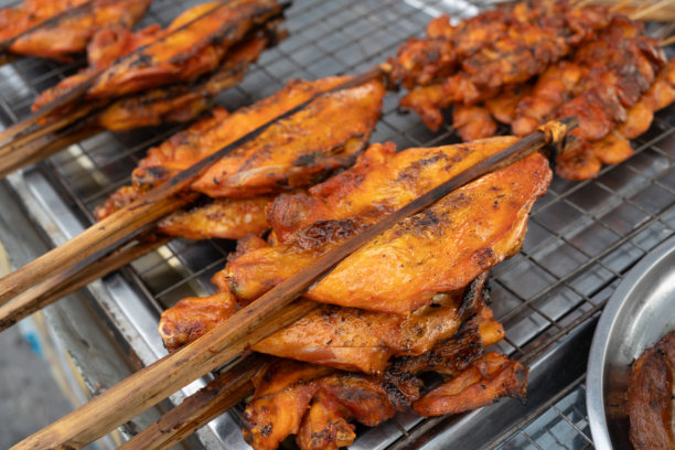 泰国海滩上的烤鸡肉串。图片下载