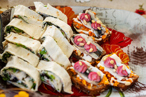 生日派对的食物照片，各种美食，庆祝的餐桌布置图片下载