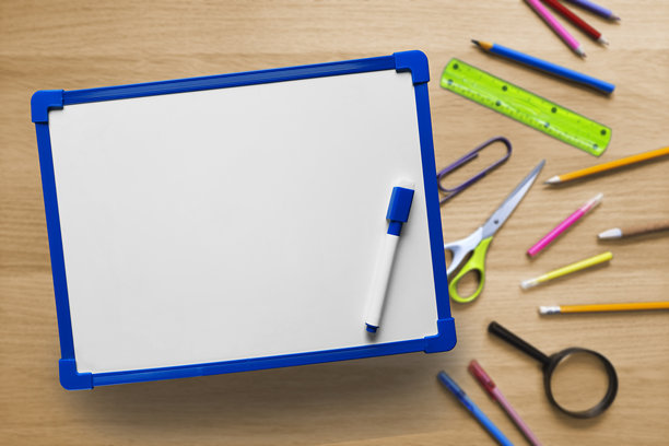 空白横幅，白色黑板背景，桌面上有学校用品的文本空间。图片下载