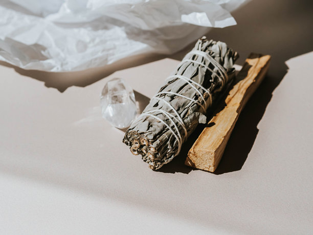 浅米色背景上的白色鼠尾草和帕洛桑托。一套用于熏蒸的香图片下载