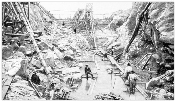 加利福尼亚淘金者在羽毛河河床采矿的古董照片图片下载