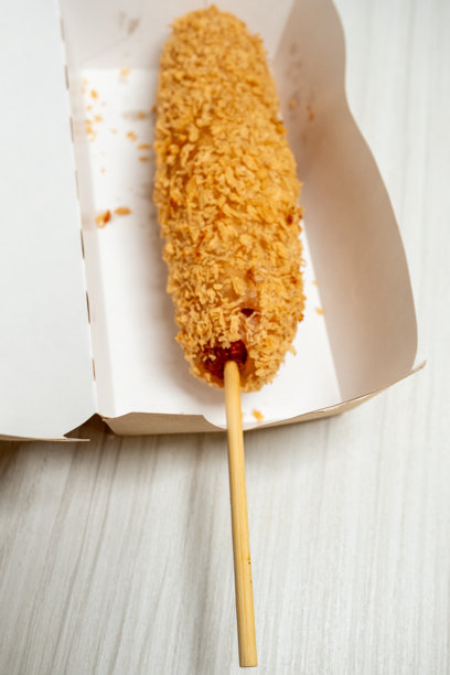 白色背景上的热狗玉米狗特写图片下载