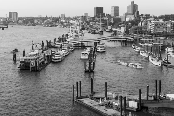 易北河岸，阴天拍摄的城市风景照片图片下载