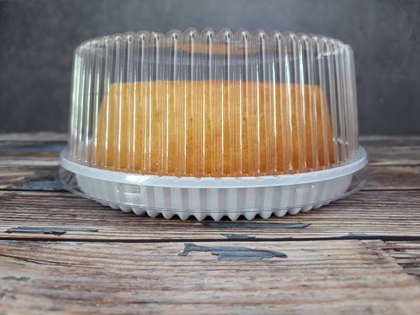 送货包裹中的酸奶蛋糕。图片下载