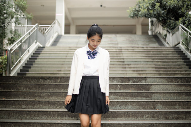 在学校楼梯上行走的亚洲年轻女孩图片下载