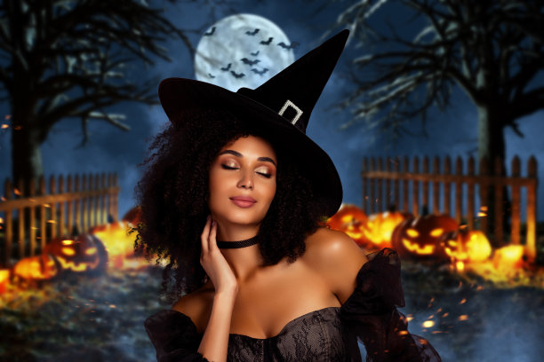 超现实主义拼贴艺术：万圣节女巫装扮与南瓜夜景图片下载