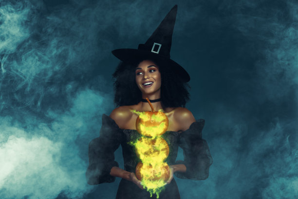 女巫服装女士的抽象超现实拼贴banner，在黑暗背景下拿着雕刻的南瓜的侧面轮廓图片下载