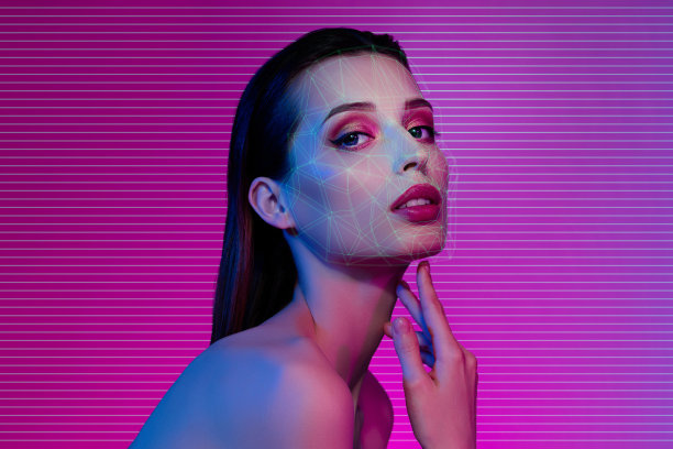 创意的超现实主义拼贴画，女士触摸脖子，脸上有全息线条，背景为粉色霓虹色。图片下载