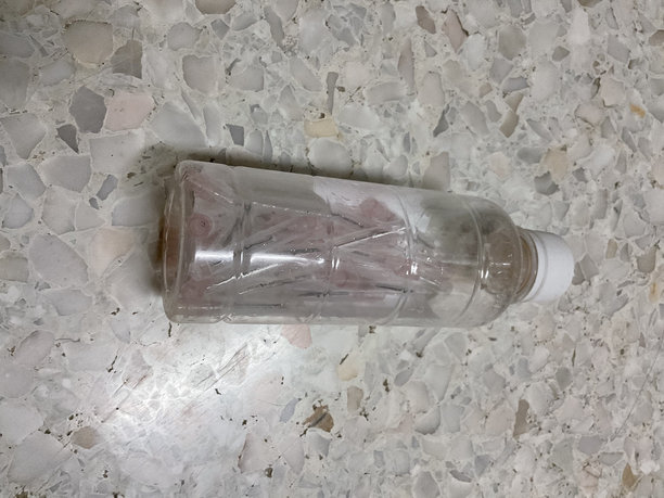 管理感染性废物的模型之一，特写镜头显示瓶子内的注射用针头，感染性废物。图片下载