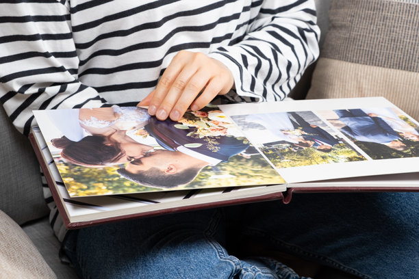 女人翻看婚礼相册，回忆幸福时光图片下载