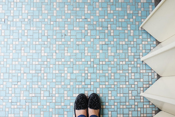 蓝色瓷砖地面上的女士鞋子俯视图图片下载