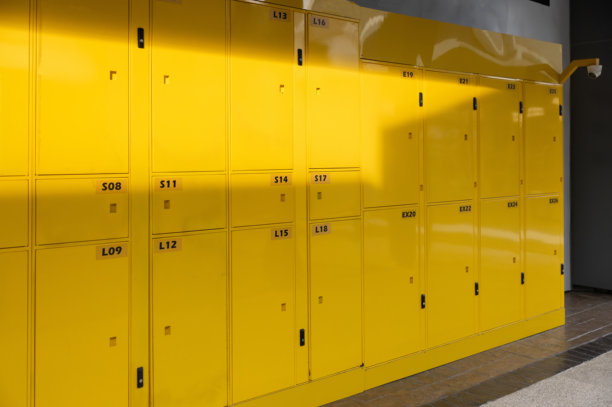 一排带数字的黄色储物柜图片下载