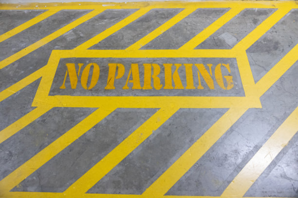 灰色和黄色条纹地面上的禁止停车标志图片下载