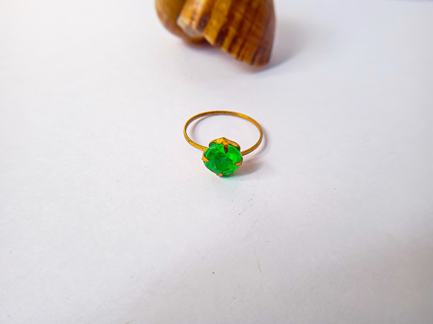 绿色戒指与背景中的蜗牛照片图片下载