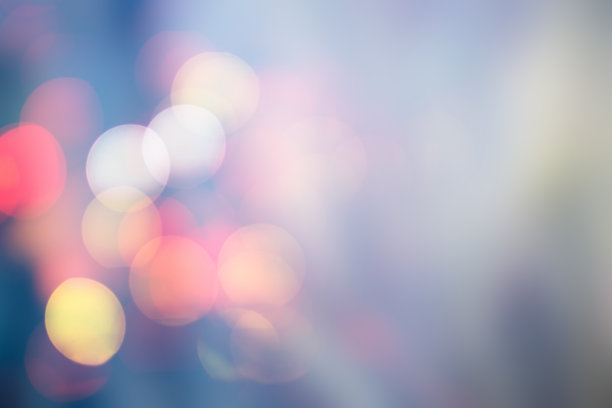 城市的灯光营造出迷人而梦幻的氛围，充满神秘和吸引力。图片下载