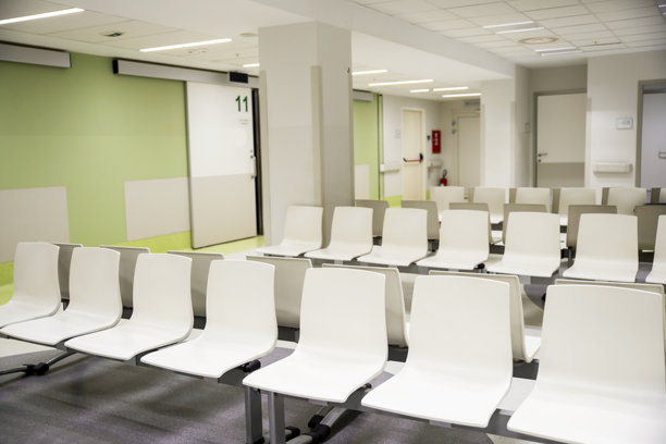 现代空旷的等候或会议室室内背景，配有白色椅子图片下载