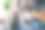 两个年轻人在现代公寓内沙发上展示V手势的照片图片下载