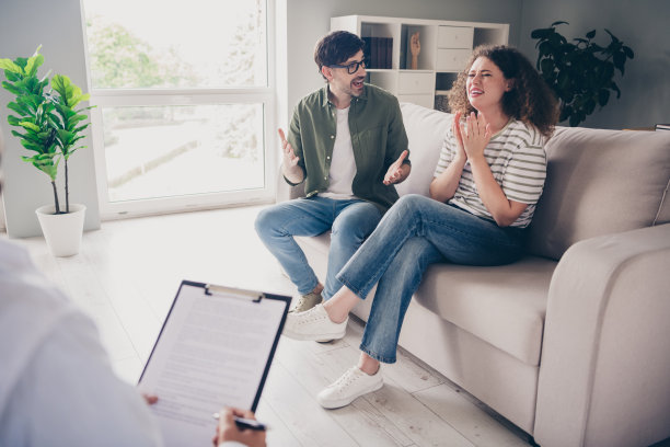 在家庭办公室与心理治疗师交谈哭泣的年轻夫妇照片图片下载