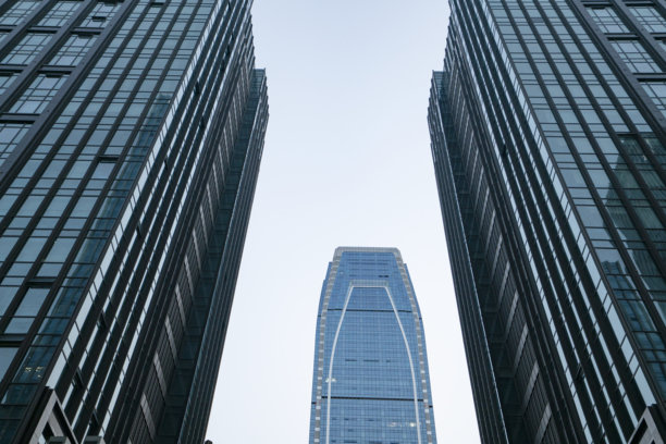 这座摩天大楼位于中国杭州的世界金融中心。图片下载