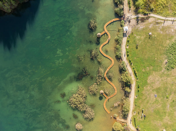 波兰雅沃兹诺的格罗德克公园的无人机拍摄。采石场的天蓝色湖泊，露天采矿的航拍照片，格罗德克公园，雅沃兹诺。天蓝色的水和木桥。图片下载