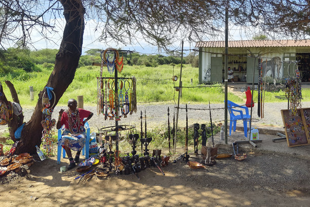 街边小店里的各种非洲纪念品图片下载