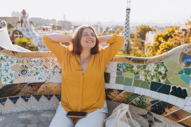 30多岁的女性游客在巴塞罗那著名的古埃尔公园游玩，享受旅行、旅游和城市度假的概念。高质量照片。图片下载