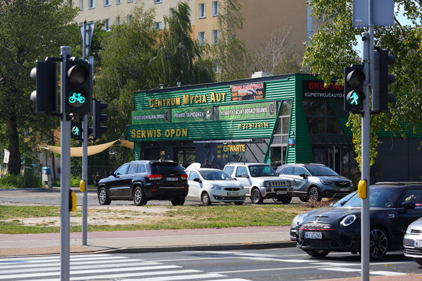 这座绿色外立面的建筑位于波兰华沙的戈克劳夫地产，内设汽车洗车和其他技术服务。图片下载