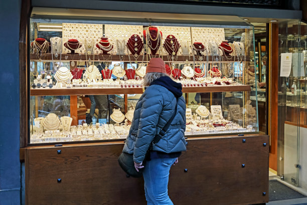 一位女性站在意大利佛罗伦萨的珠宝店橱窗前图片下载