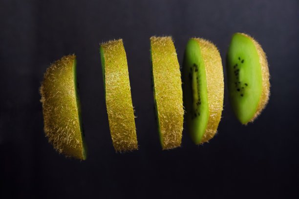 绿色猕猴桃切片与深色背景图片下载