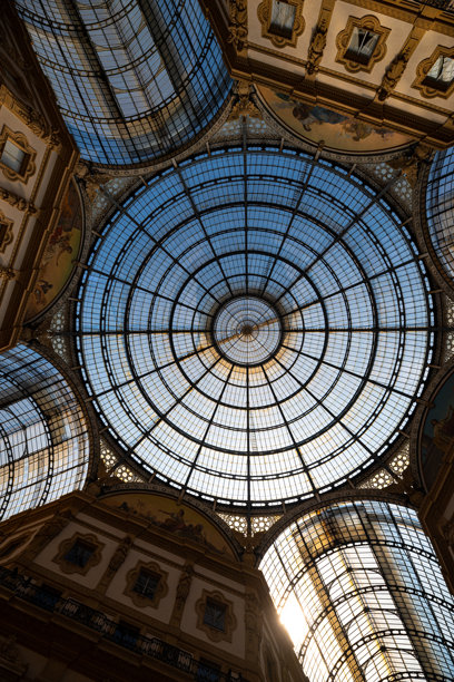 意大利米兰维托里奥·埃马努埃莱画廊的玻璃穹顶图片下载